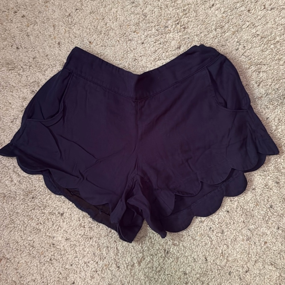 Lilly Pulitzer knit shorts. Scalloped hem with pockets. Navy. Size small.